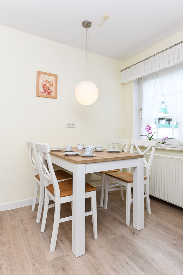 Ferienwohnung „Henry Morgan“ - Wohnzimmer mit integriertem Küchenbereich