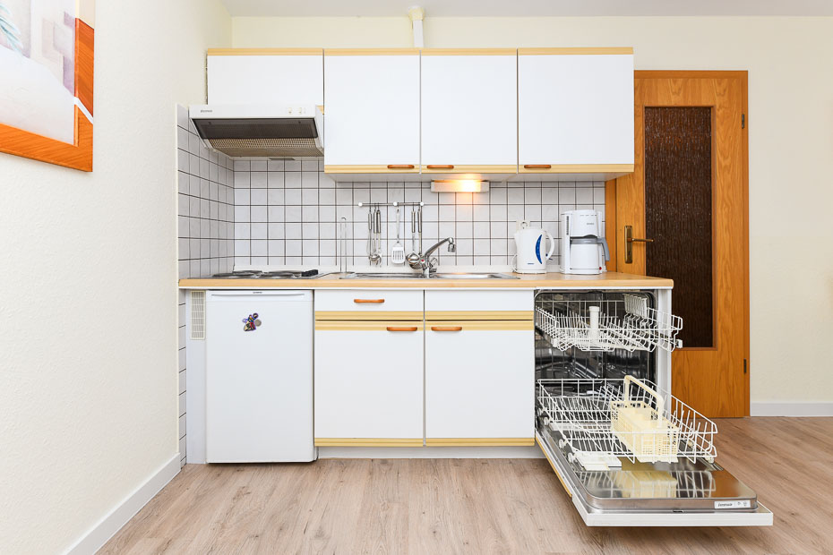 Ferienwohnung „Henry Morgan“ - Wohnzimmer mit integriertem Küchenbereich