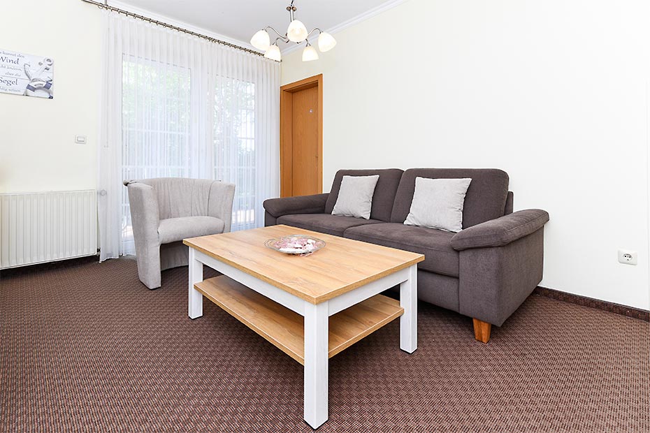 Ferienwohnung „Klaus Störtebeker“ - Wohnzimmer mit integriertem Küchenbereich