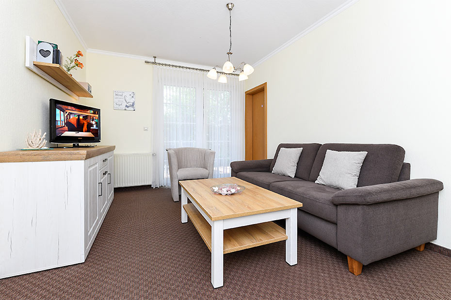 Ferienwohnung „Klaus Störtebeker“ - Wohnzimmer mit integriertem Küchenbereich