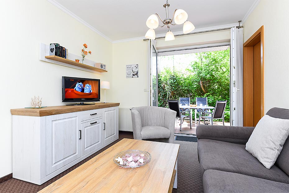 Ferienwohnung „Klaus Störtebeker“ - Wohnzimmer mit integriertem Küchenbereich