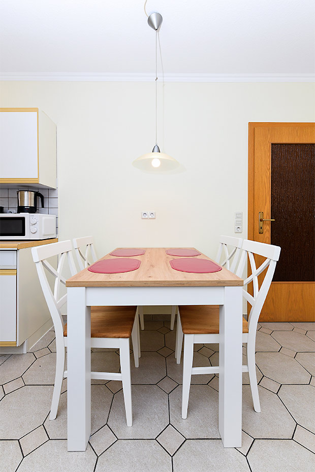 Ferienwohnung „Klaus Störtebeker“ - Wohnzimmer mit integriertem Küchenbereich