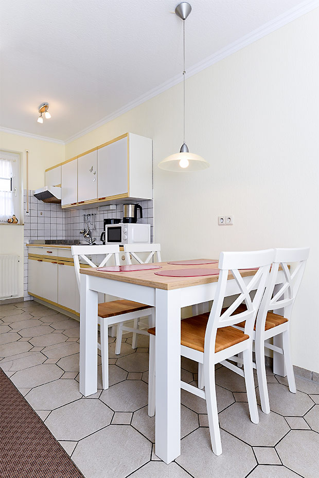 Ferienwohnung „Klaus Störtebeker“ - Wohnzimmer mit integriertem Küchenbereich