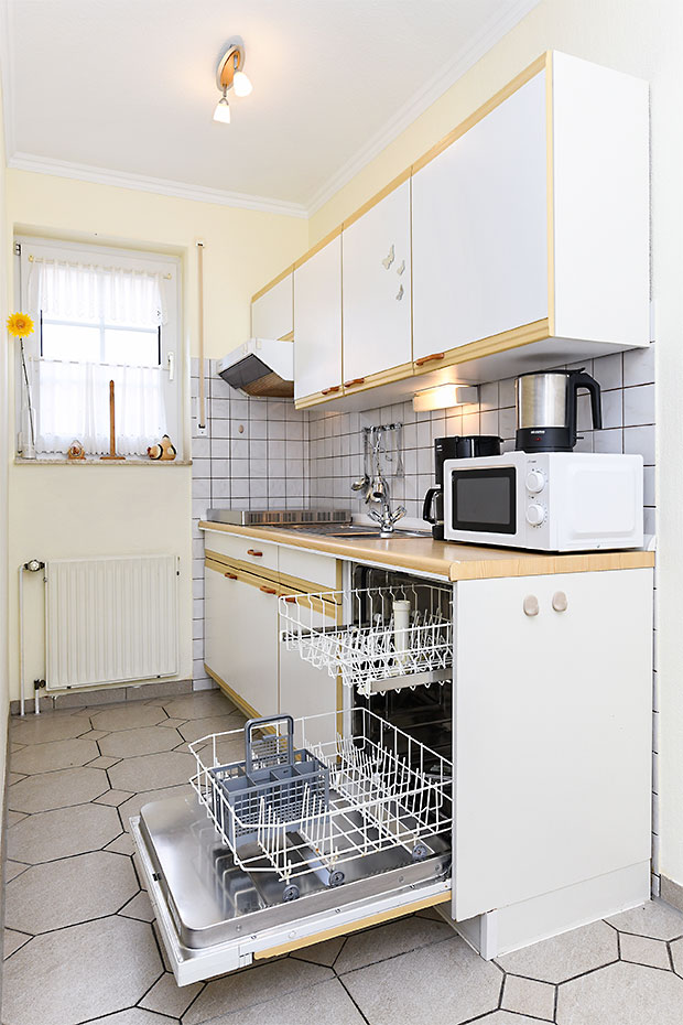 Ferienwohnung „Klaus Störtebeker“ - Wohnzimmer mit integriertem Küchenbereich