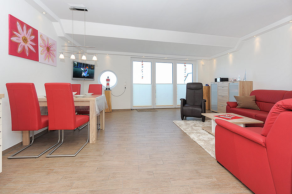 Ferienwohnung „Bullaugenkiek“ - Wohnzimmer mit integriertem Küchenbereich