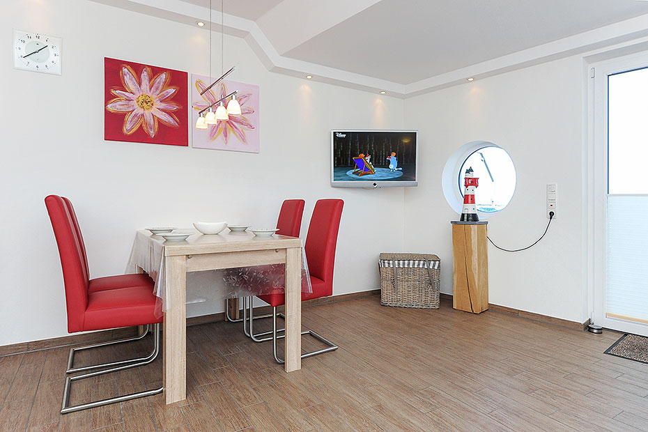 Ferienwohnung „Bullaugenkiek“ - Wohnzimmer mit integriertem Küchenbereich