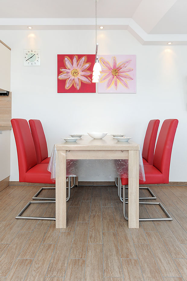 Ferienwohnung „Bullaugenkiek“ - Wohnzimmer mit integriertem Küchenbereich