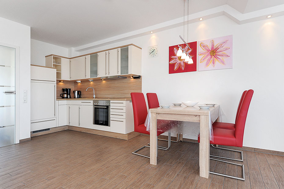 Ferienwohnung „Bullaugenkiek“ - Wohnzimmer mit integriertem Küchenbereich