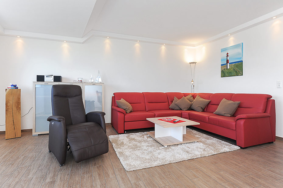 Ferienwohnung „Bullaugenkiek“ - Wohnzimmer mit integriertem Küchenbereich