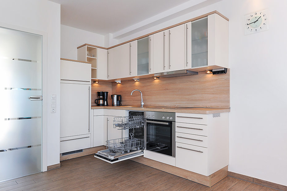 Ferienwohnung „Bullaugenkiek“ - Wohnzimmer mit integriertem Küchenbereich