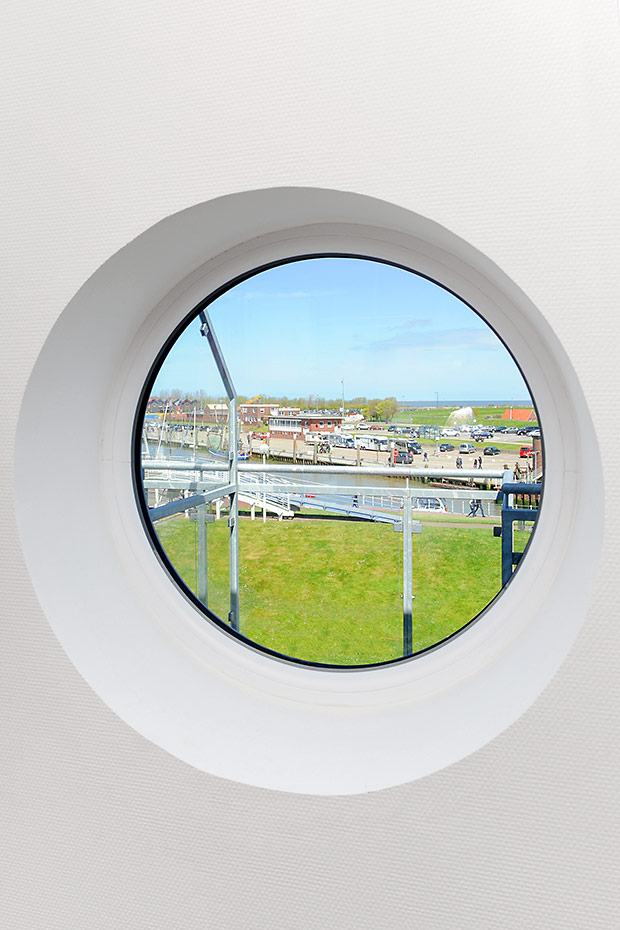 Ferienwohnung „Bullaugenkiek“ - Wohnzimmer mit integriertem Küchenbereich