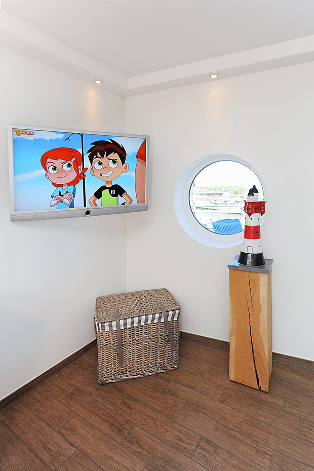 Ferienwohnung „Bullaugenkiek“ - Wohnzimmer mit integriertem Küchenbereich