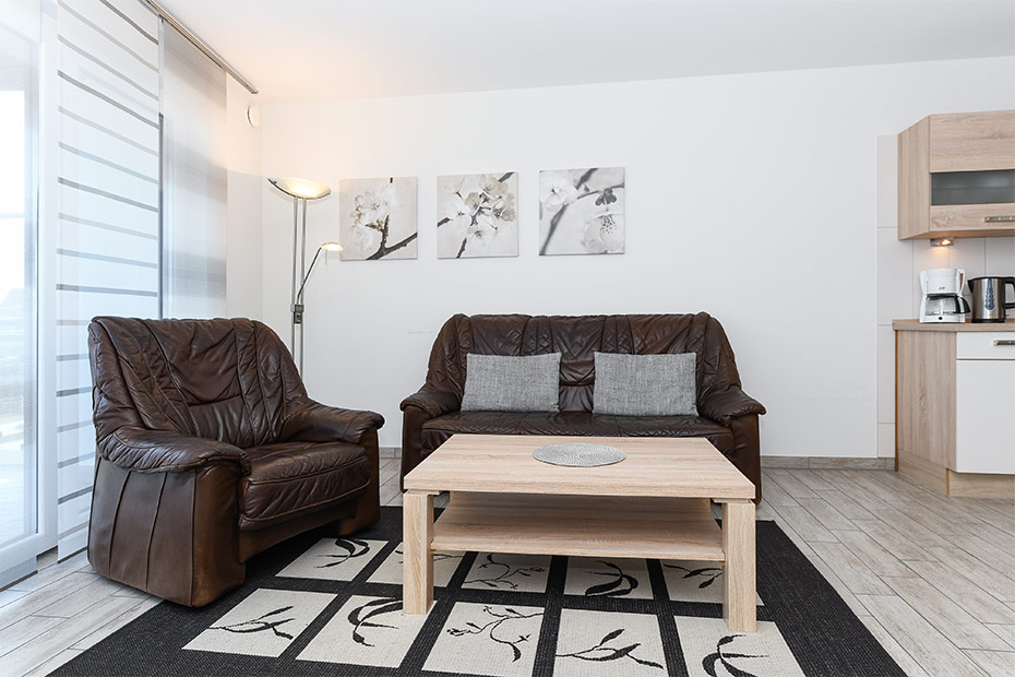 Ferienwohnung „Nordseekieker“ - Wohnzimmer mit integriertem Küchenbereich