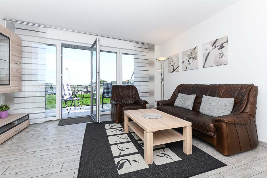 Ferienwohnung „Nordseekieker“ - Wohnzimmer mit integriertem Küchenbereich