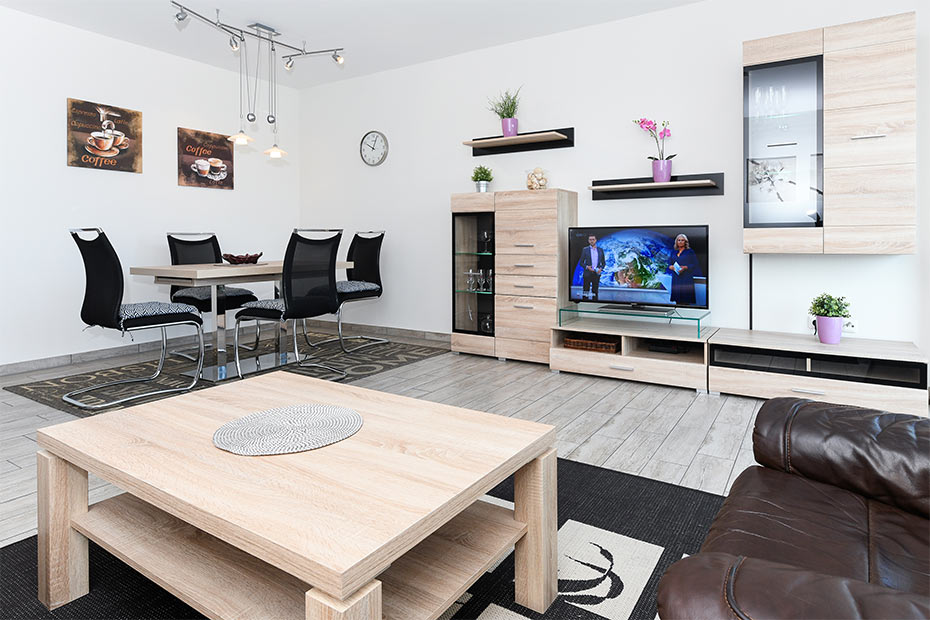 Ferienwohnung „Nordseekieker“ - Wohnzimmer mit integriertem Küchenbereich