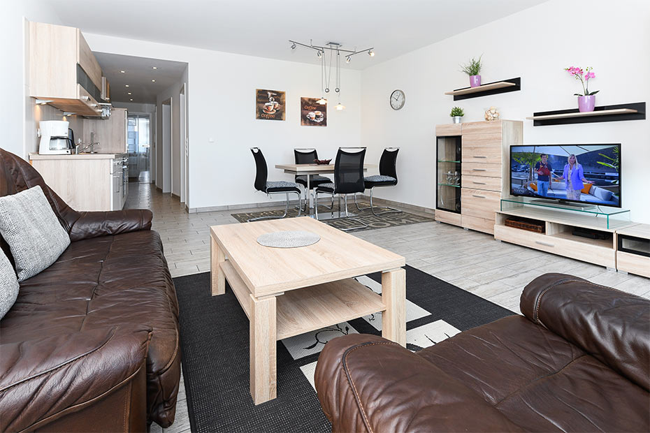 Ferienwohnung „Nordseekieker“ - Wohnzimmer mit integriertem Küchenbereich