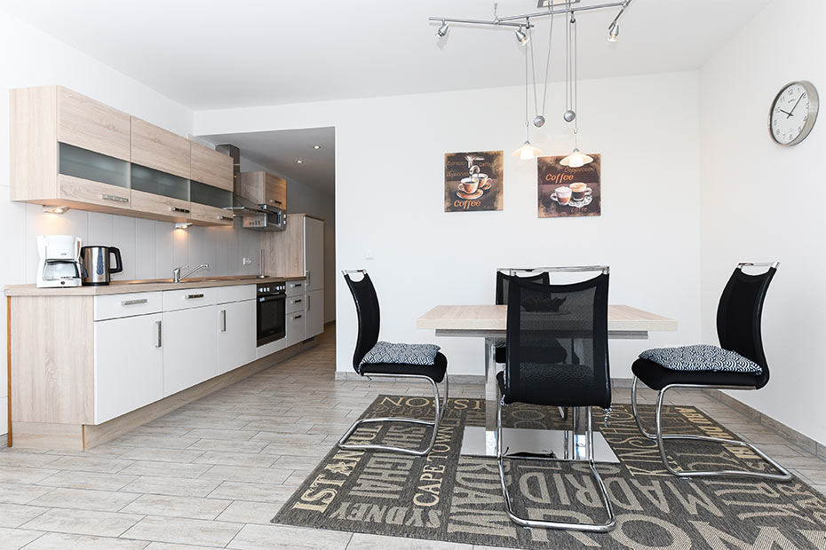 Ferienwohnung „Nordseekieker“ - Wohnzimmer mit integriertem Küchenbereich