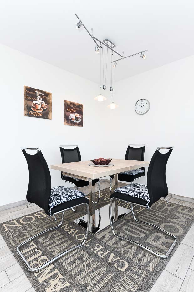 Ferienwohnung „Nordseekieker“ - Wohnzimmer mit integriertem Küchenbereich