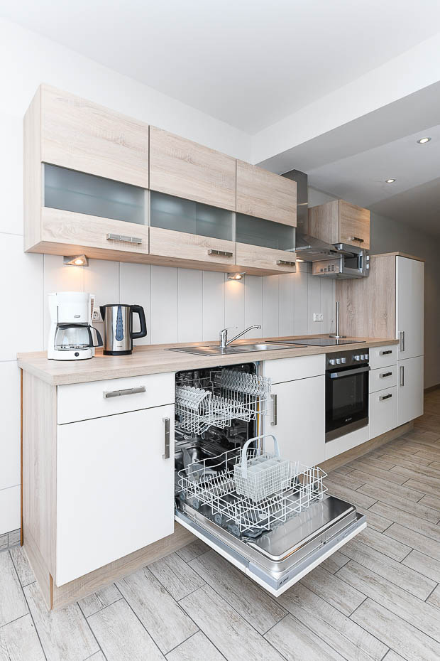 Ferienwohnung „Nordseekieker“ - Wohnzimmer mit integriertem Küchenbereich