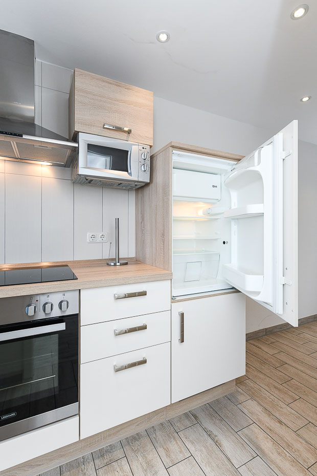 Ferienwohnung „Nordseekieker“ - Wohnzimmer mit integriertem Küchenbereich