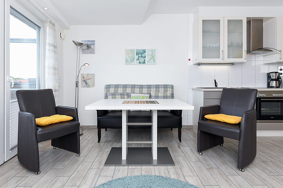 Ferienwohnung „Seebrise“ - Wohnzimmer mit integriertem Küchenbereich