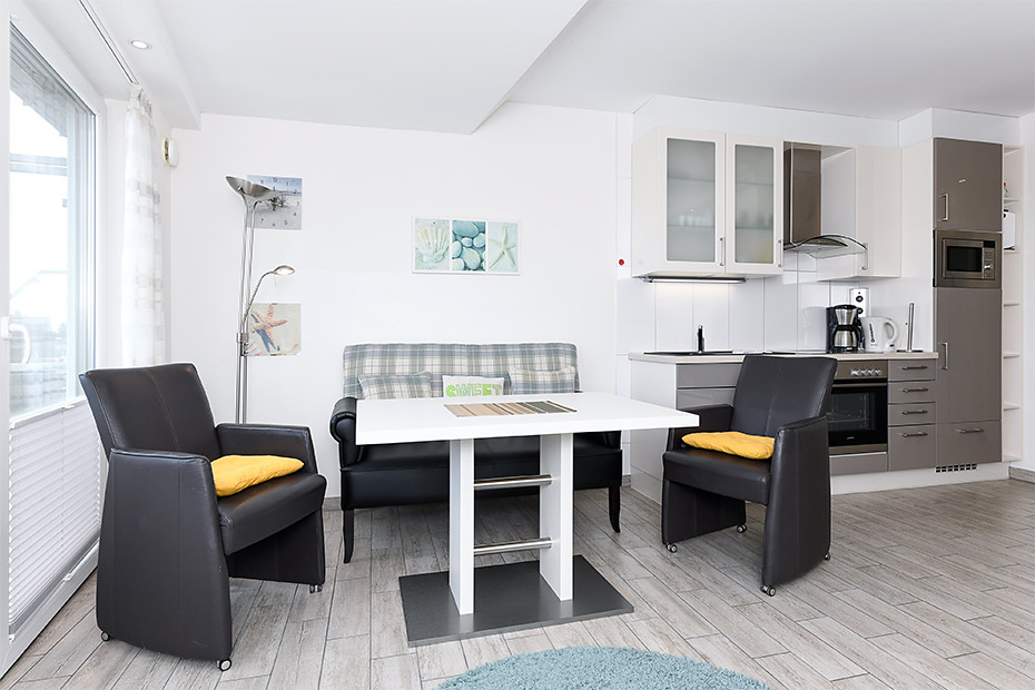 Ferienwohnung „Seebrise“ - Wohnzimmer mit integriertem Küchenbereich