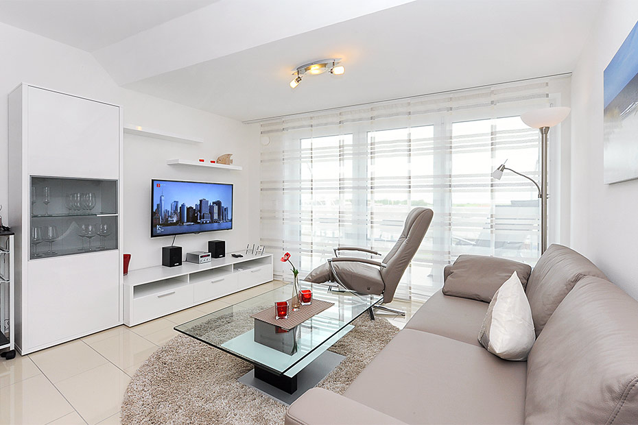 Ferienwohnung „Seedeich“ - Wohnzimmer mit integriertem Küchenbereich