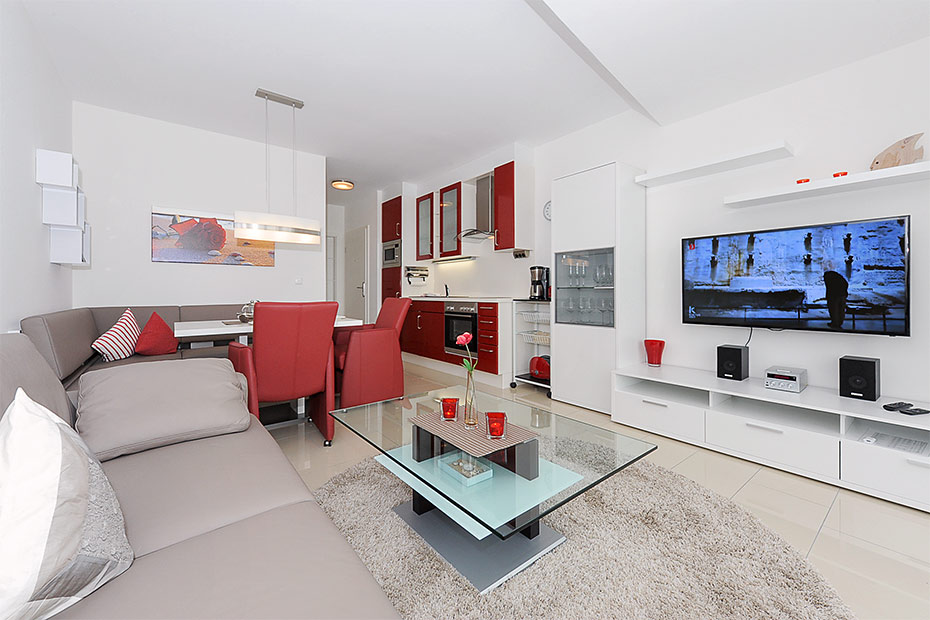 Ferienwohnung „Seedeich“ - Wohnzimmer mit integriertem Küchenbereich