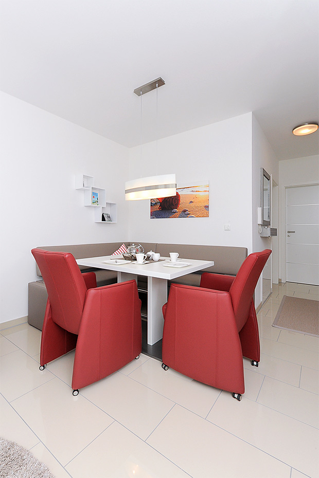 Ferienwohnung „Seedeich“ - Wohnzimmer mit integriertem Küchenbereich