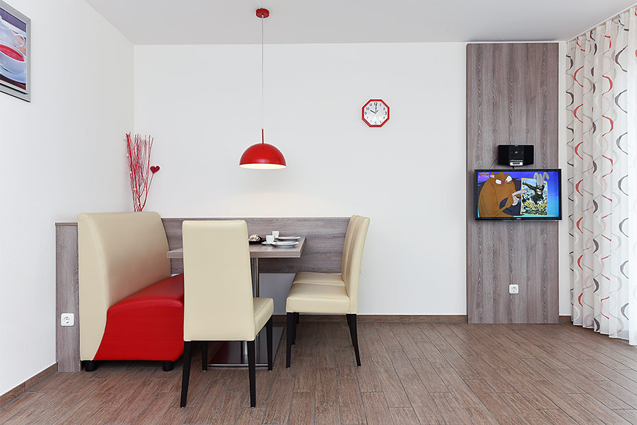 Ferienwohnung „Seewind“ - Wohnzimmer mit integriertem Küchenbereich