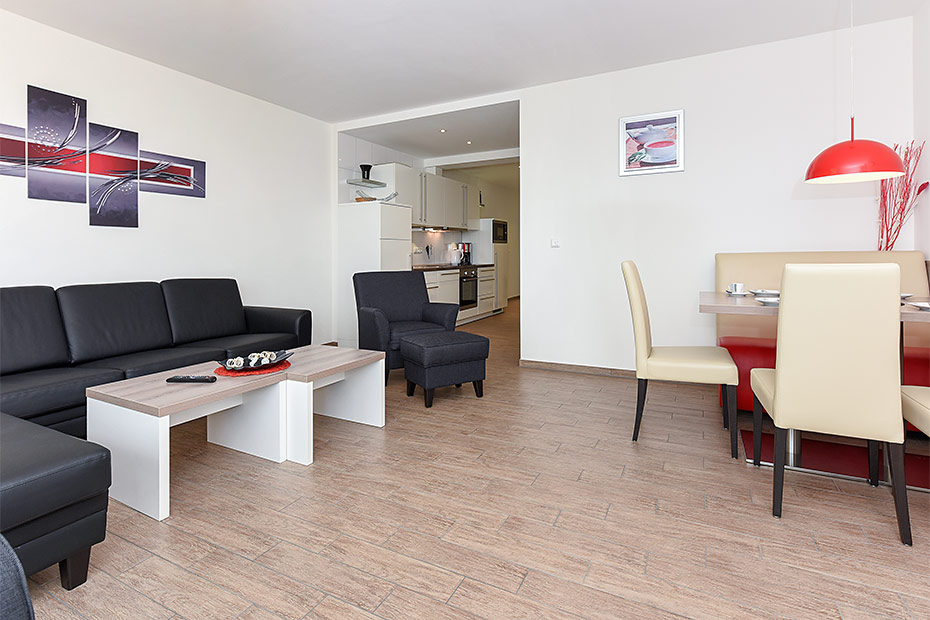 Ferienwohnung „Seewind“ - Wohnzimmer mit integriertem Küchenbereich