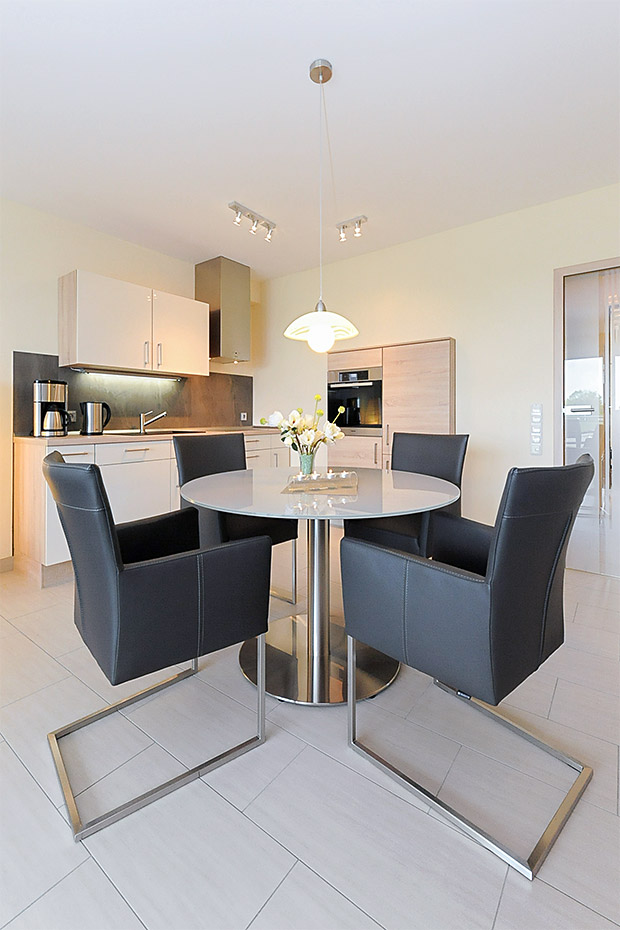 Ferienwohnung „Strandidyll“ - Wohnzimmer mit integriertem Küchenbereich