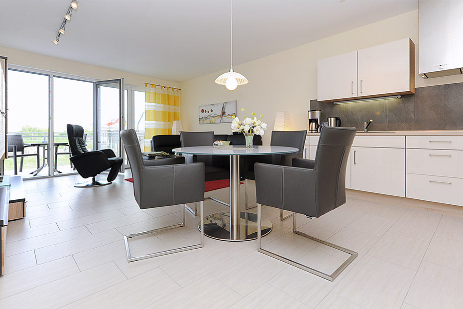 Ferienwohnung „Strandidyll“ - Wohnzimmer mit integriertem Küchenbereich