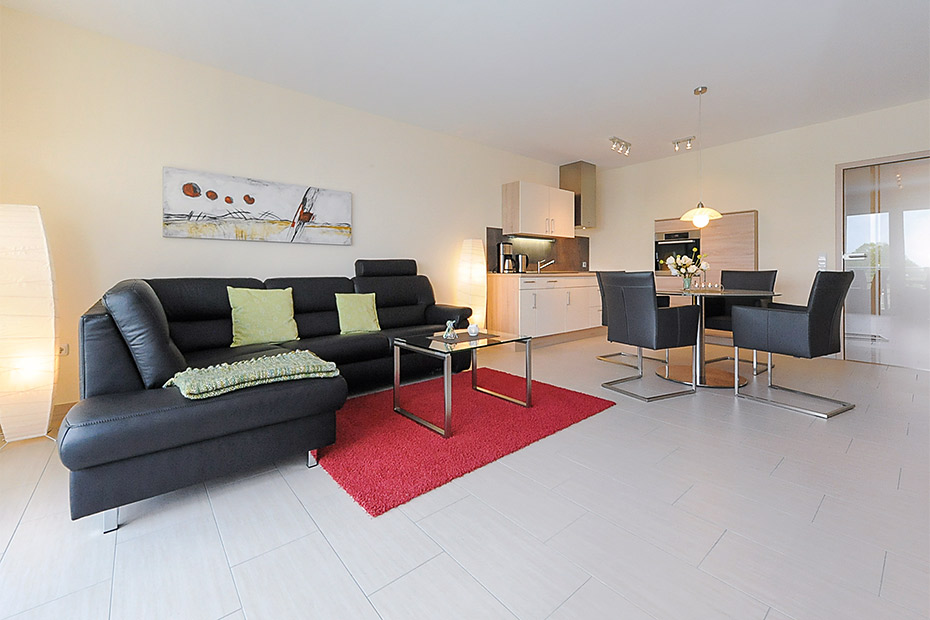 Ferienwohnung „Strandidyll“ - Wohnzimmer mit integriertem Küchenbereich