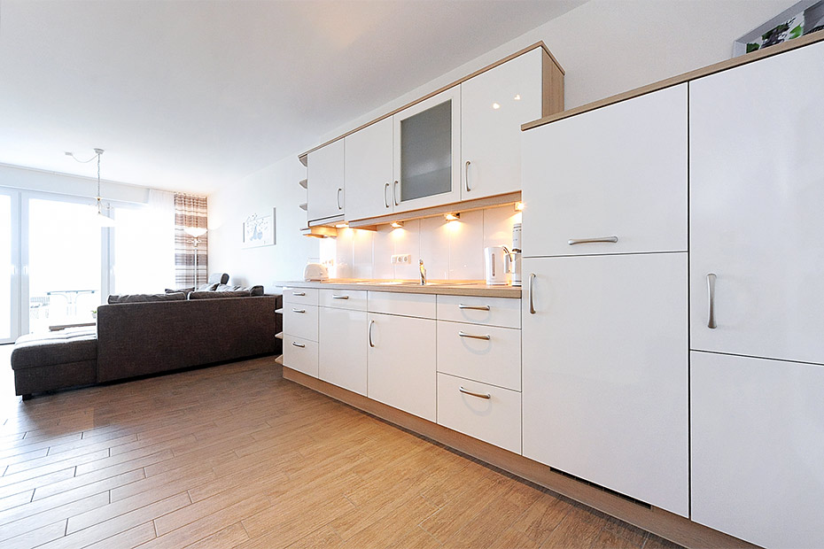 Ferienwohnung „Windrose“ - Wohnzimmer mit integriertem Küchenbereich