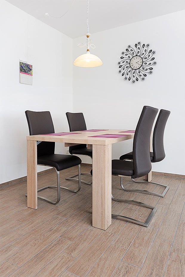 Ferienwohnung „Windrose“ - Wohnzimmer mit integriertem Küchenbereich