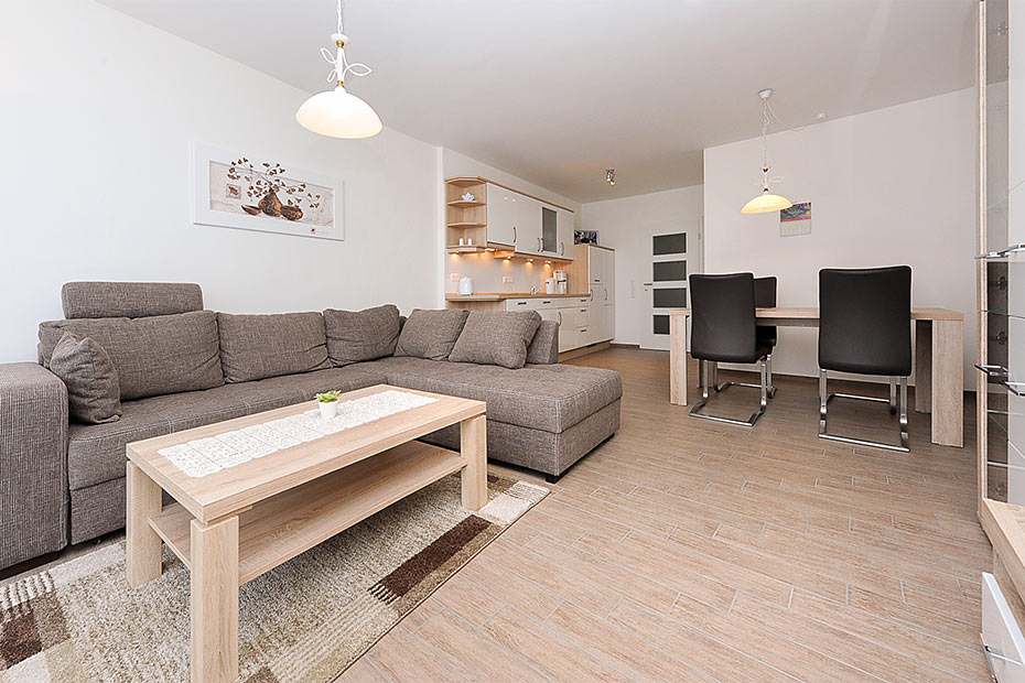 Ferienwohnung „Windrose“ - Wohnzimmer mit integriertem Küchenbereich