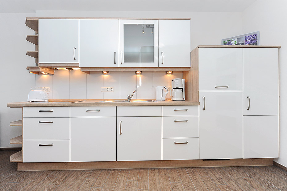 Ferienwohnung „Windrose“ - Wohnzimmer mit integriertem Küchenbereich