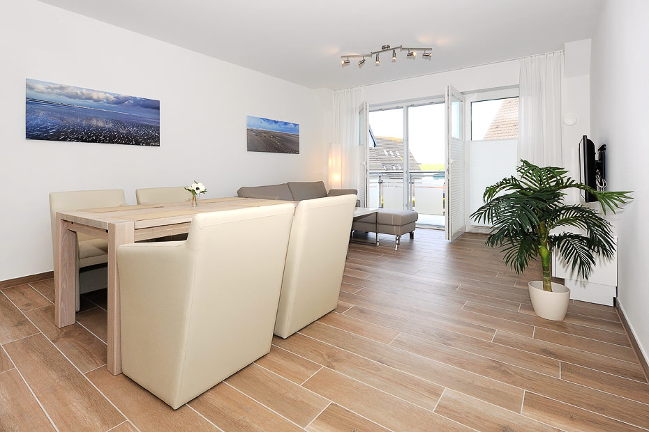 Ferienwohnung „Deichstern“ - Wohnzimmer mit integriertem Küchenbereich