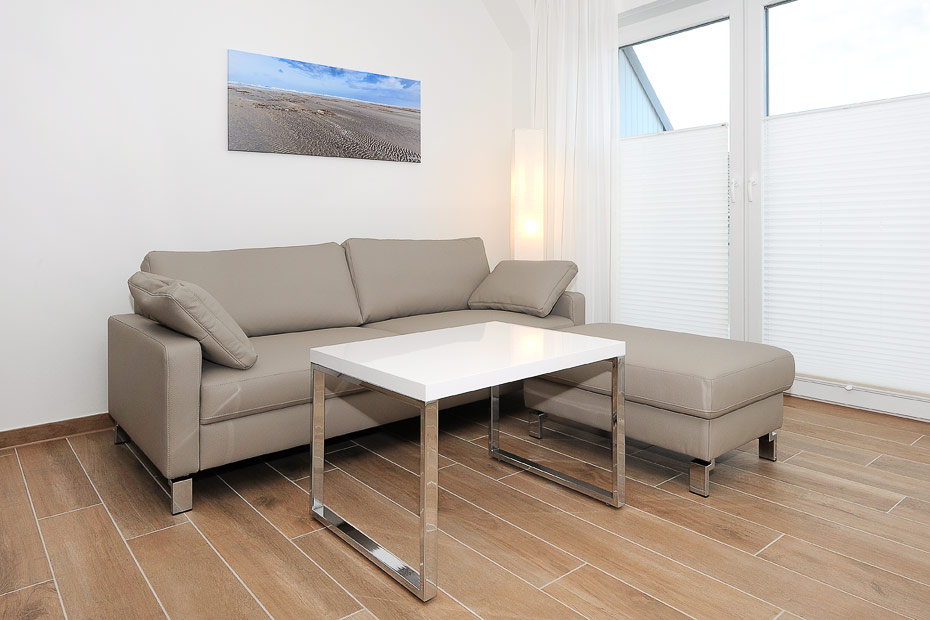 Ferienwohnung „Deichstern“ - Wohnzimmer mit integriertem Küchenbereich