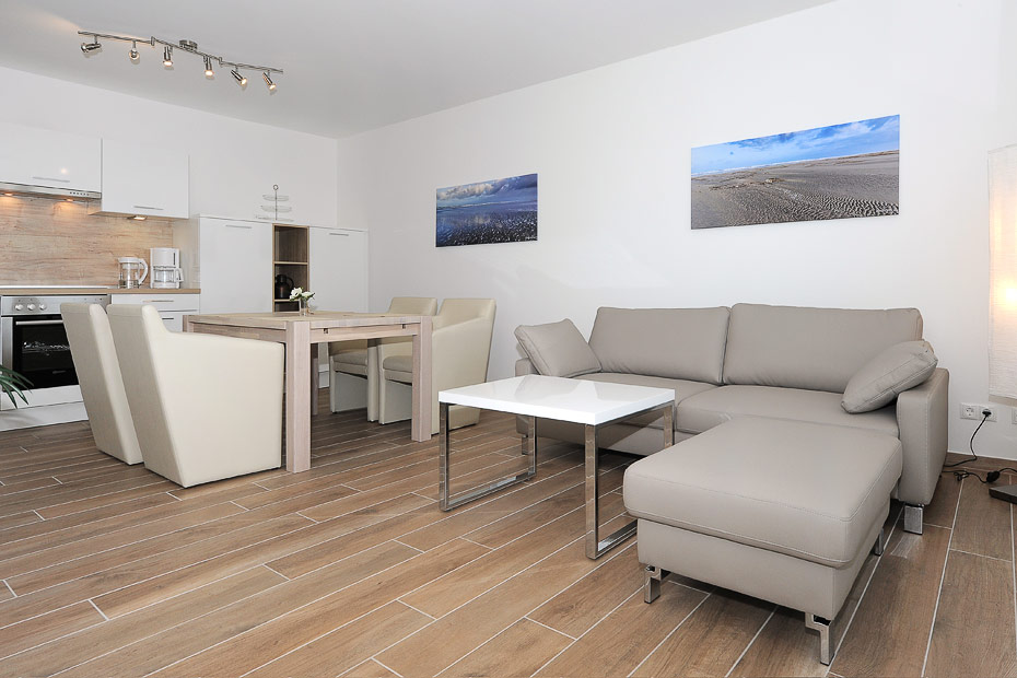 Ferienwohnung „Deichstern“ - Wohnzimmer mit integriertem Küchenbereich