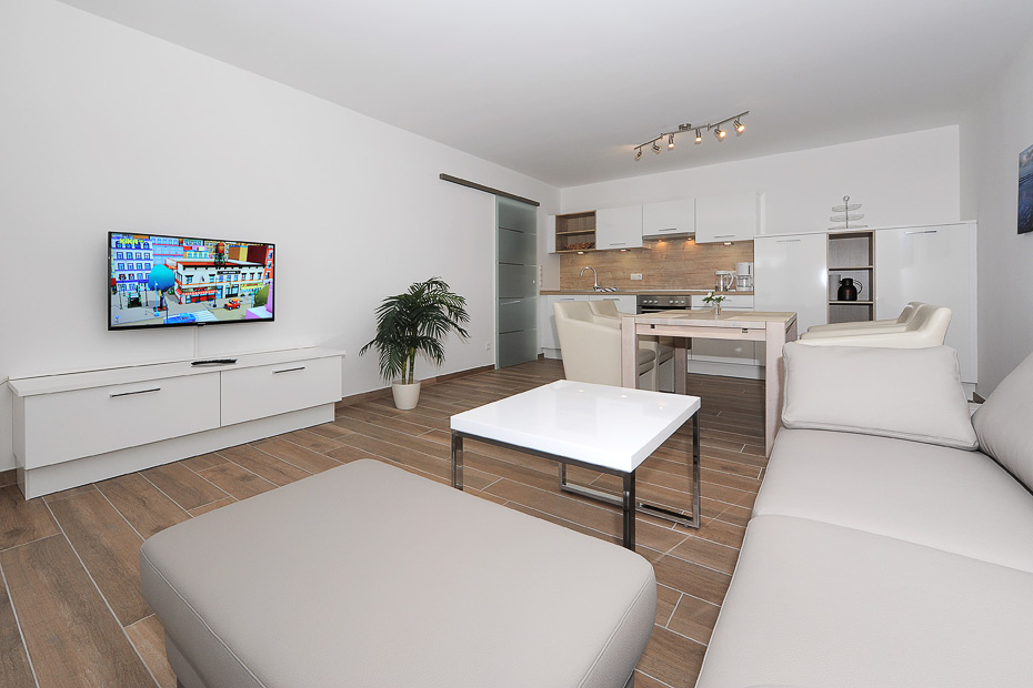 Ferienwohnung „Deichstern“ - Wohnzimmer mit integriertem Küchenbereich