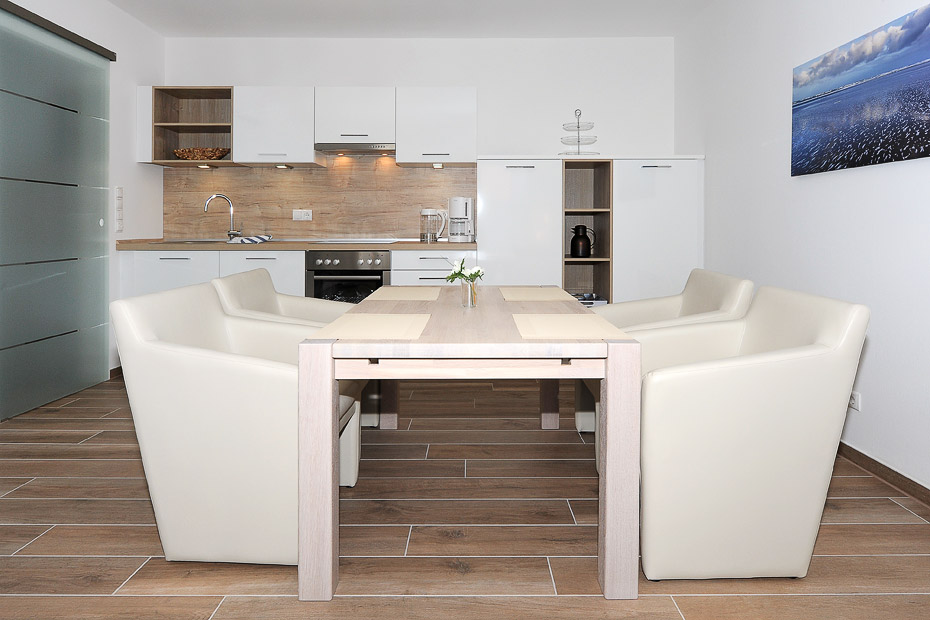 Ferienwohnung „Deichstern“ - Wohnzimmer mit integriertem Küchenbereich