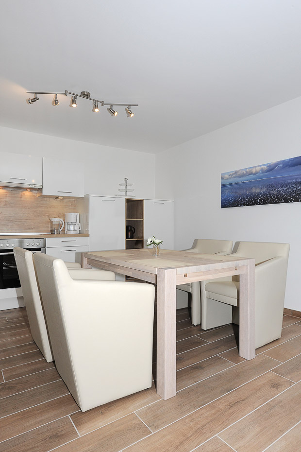 Ferienwohnung „Deichstern“ - Wohnzimmer mit integriertem Küchenbereich