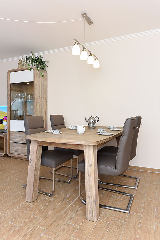 Ferienwohnung „Hessentor“ - Wohnzimmer mit integriertem Küchenbereich