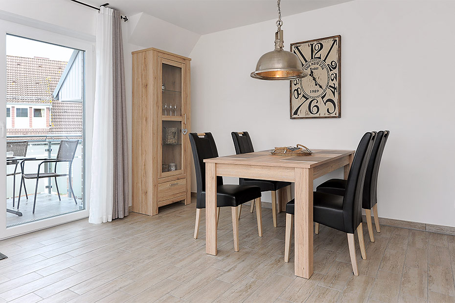 Ferienwohnung „Sansibar“ - Wohnzimmer mit integriertem Küchenbereich