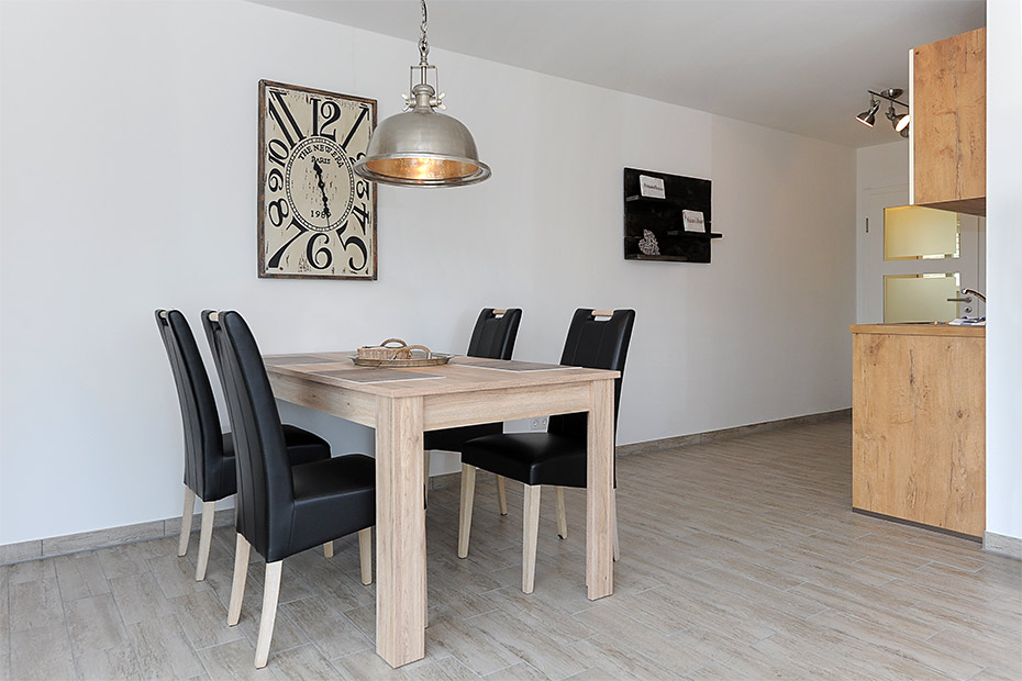 Ferienwohnung „Sansibar“ - Wohnzimmer mit integriertem Küchenbereich
