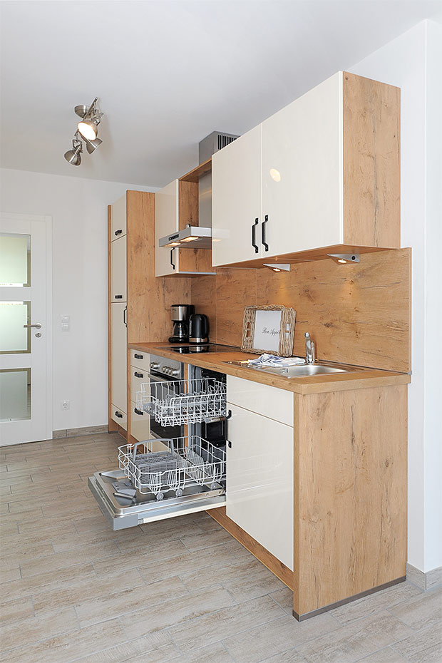 Ferienwohnung „Sansibar“ - Wohnzimmer mit integriertem Küchenbereich