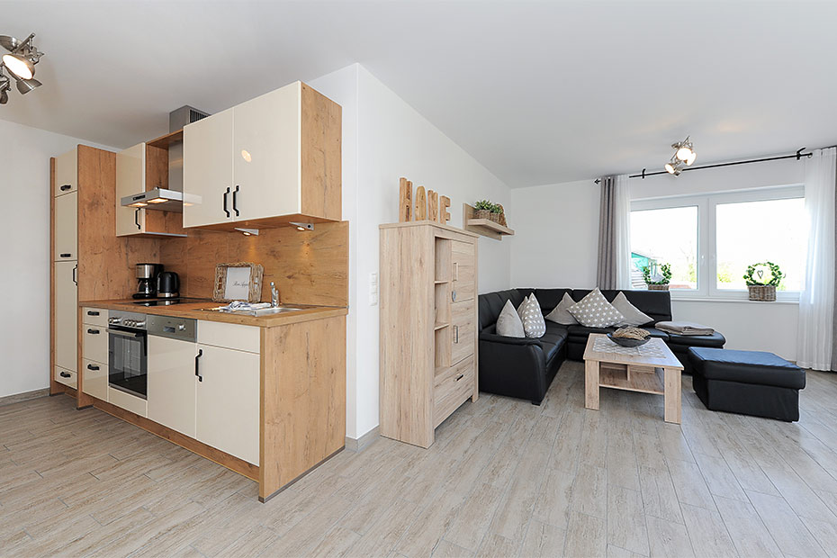 Ferienwohnung „Sansibar“ - Wohnzimmer mit integriertem Küchenbereich
