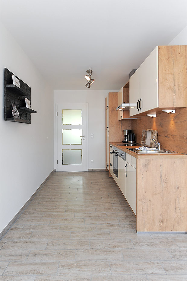 Ferienwohnung „Sansibar“ - Wohnzimmer mit integriertem Küchenbereich